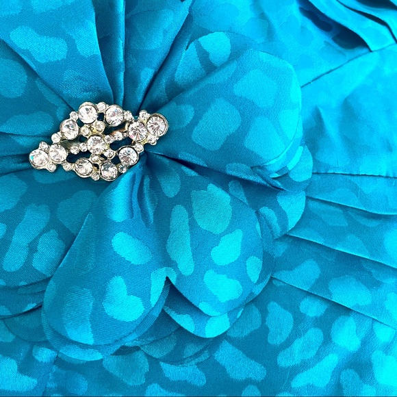 LE CHATEAU - Turquoise - cheetah pattern, flower and broach. - Picture 5 of 5